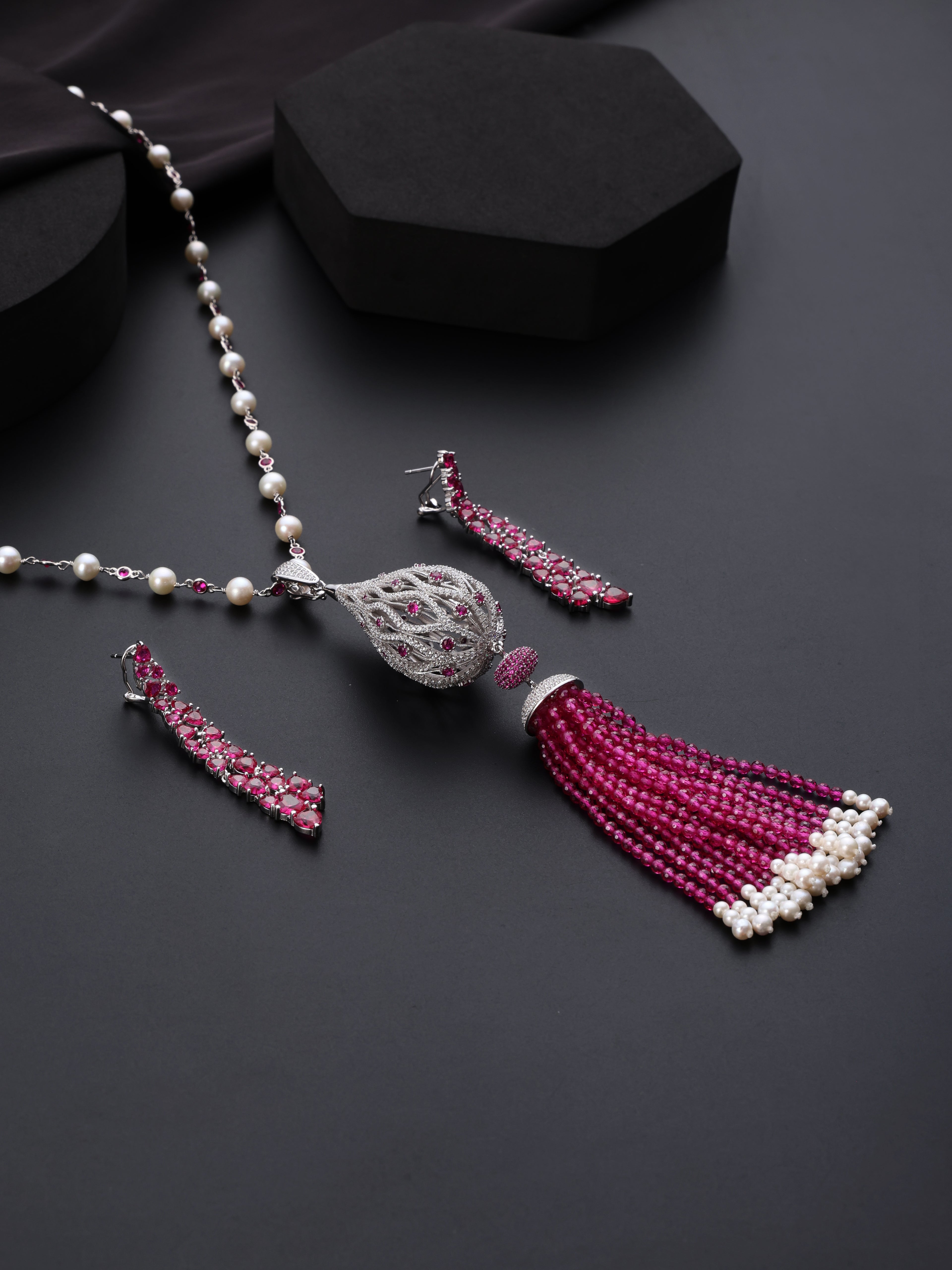 Glamourous Grace Tassel Set